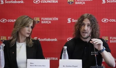 Gerente de Scotiabank, María Ruíz, y el exfutbolista Carles Puyol.