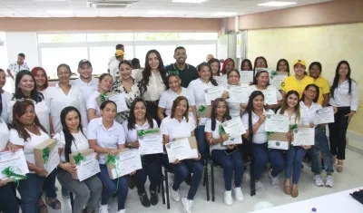 Entrega de certificados de las madres del programa 'Vuelve y Juega'
