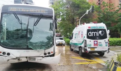Choque entre ambulancia y un alimentador de Transmetro