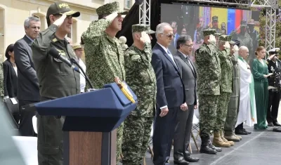 Presidente Gustavo Petro condecoró a los militares. 