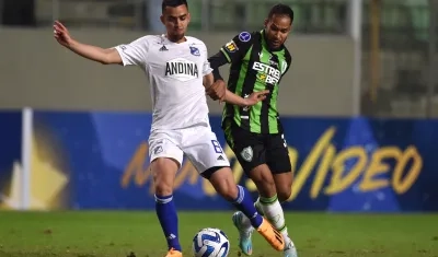 Daniel Giraldo, de Millonarios, domina la pelota ante la marca de Everaldo. 