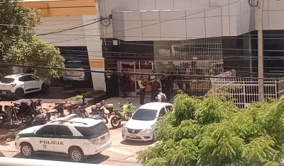 La Policía tras el 'taquillazo' cometido a la sucursal de Davivienda.