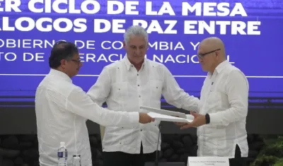 El Presidente Gustavo Petro; su homólogo cubano Miguel Díaz-Canel y Antonio García, jefe negociador del ELN.