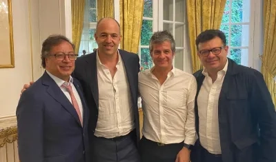 Presidente Gustavo Petro junto a Simon Chinn, Guillermo Galdos y Hollman Morris.