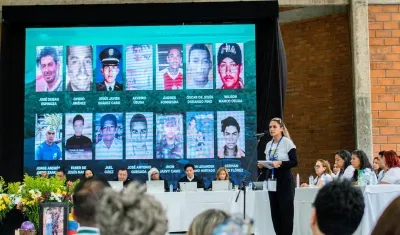 Familiares de las víctimas explican ante la audiencia de la JEP. 