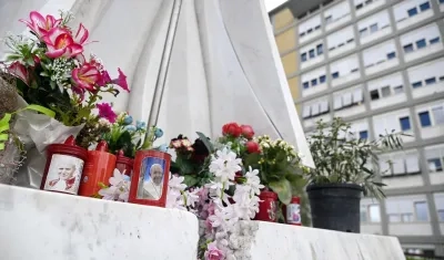 Flores y velas por el papa Francisco para su pronta mejoría.