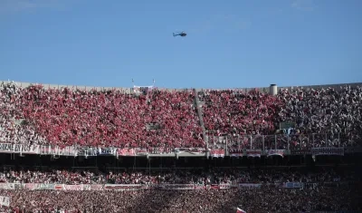 Aficionados de River animan en el estadio Monumental de Buenos Aires (Argentina). 