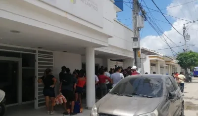 Afuera del Hospital Juan Domínguez Romero.