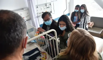 Ingrid Cáceres, directora del ICBF visitando a los niños.