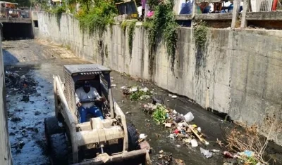 Triple A en limpieza de arroyos en Barranquilla
