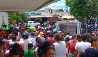 Comunidad enardecida en las afueras del CDI de Carlos Meisel. 