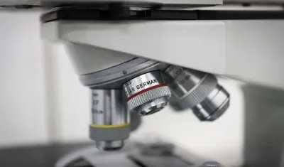 Vista de un microscopio en una laboratorio.