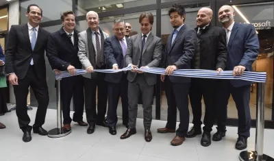 El presidente de Uruguay, Luis Lacalle Pou (c), durante la inauguración del laboratorio.