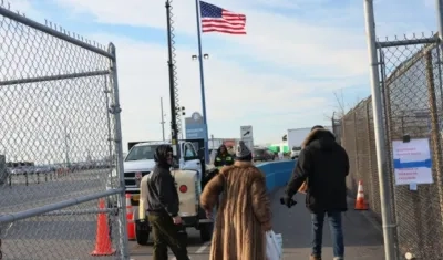 Migrantes ingresando a territorio estadounidense. 