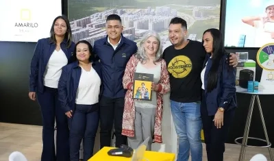 La Ministra de Vivienda junto a los expositores de Vimo
