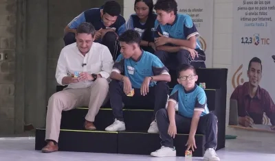 El MinTic, Mauricio Lizcano, enseña el uso del programa 1, 2, 3 x TIC a estudiantes de la IED Villas de San Pablo