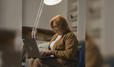 Mujer de la tercera edad.