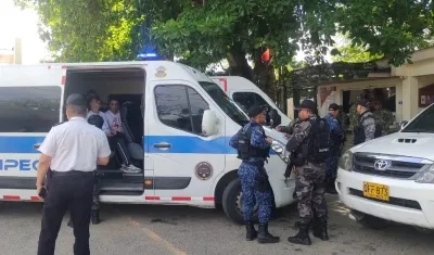 Personal del Inpec tras llevar al Batallón Vergara y Velasco a Aida Merlano.