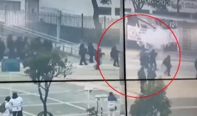 Momento en que resultó herido el policía en medio de los disturbios. 