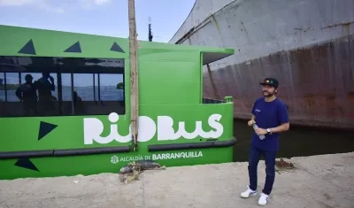 Jaime Pumarejo, alcalde de Barranquilla junto al Río-Bus.