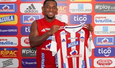 Pablo Rojas posa con la camiseta rojiblanca. Lucirá el número 20. 