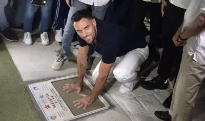 Sebastián Viera estampó sus manos en el espacio que lleva su nombre en la Ventana de Campeones.