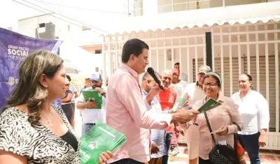El alcalde de Soledad, Rodolfo Ucrós, en la entega de títulos de propiedad. Observa Lina Marcela Bedoya, vicedelegada de Tierras de la Superintendencia de Notariado