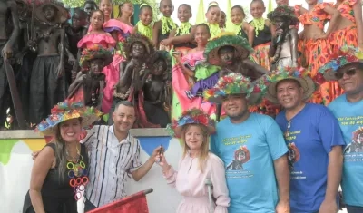 Gobernadora Elsa Noguera junto a representantes del Festival Son de Negro.