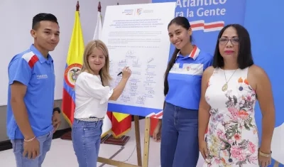 Gobernadora Elsa Noguera, Estefany Marchena, Lucas Maury y Rosmery Turbay, Vicerrectora Bienestar Universidad de la Costa.