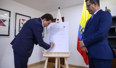 El Registrador Alexander Vega y el el director de la Unidad de Información y Análisis Financiero (UIAF), Luis Eduardo Llinás Chica, durante la firma del convenio.