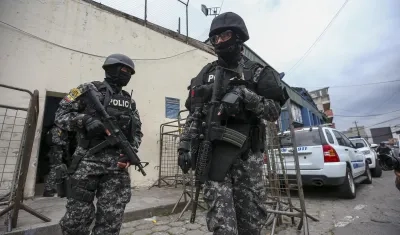 Uniformados de la Policía de Ecuador frente a la cárcel de El Inca
