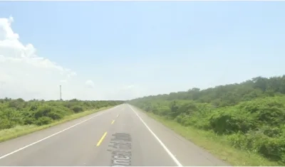 La mujer y sus dos compañeros de trabajo fueron retenidos por un tiempo en la vía a Santa Marta. 