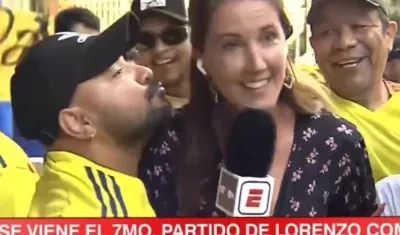 El aficionado en plena agresión contra la periodista Gemma Soler.