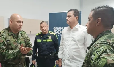 El alcalde de Soledad, Rodolfo Ucrós, con el teniente coronel Geovanny Barrero, comandante Operativo de la Policía Metropolitana, Teniente coronel Nemesio Garzón, comandante del Batallón de Policía Militar No.2 'Ciudad de Barranquilla'.