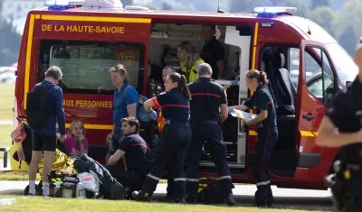 Policías atienden a las seis personas heridas en un parque en Annecy, sur de Francia