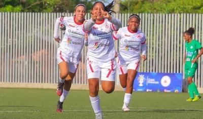 Jugadoras de Atlántico festejan uno de los goles ante Sucre. 