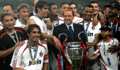 Berlusconi con los jugadores del Milán tras conquistar el título de la Champions, en 2007.