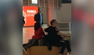 Armando Benedetti, en el aeropuerto de Estambul, Turquía.