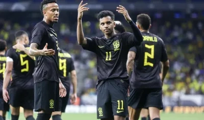 Éder Militao y Rodrygo Goes durante el juego de Brasil contra Guinea. 