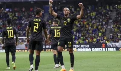 Joelinton (18) celebra el primer gol de Brasil ante Guinea. 
