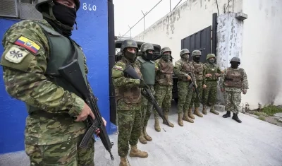 Autoridades en cárcel de El Inca en Quito, Ecuador.