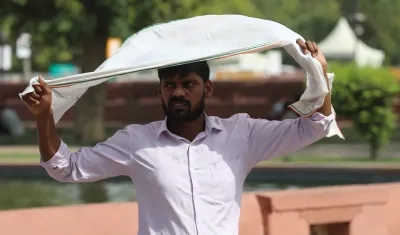 Un ciudadano de India se protege del intenso sol.