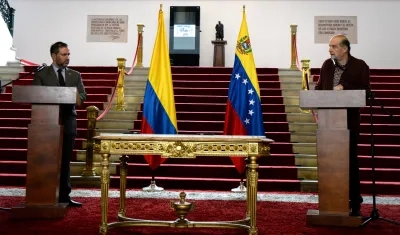  El Canciller de Colombia, Álvaro Leyva, habla junto al canciller de Venezuela, Yván Eduardo Gil Pinto, durante la instalación de la Comisión de la vecindad e integración entre los dos países cumplida en Bogotá.