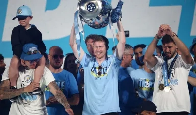 Kevin De Bruyne celebra con el trofeo de la Champions. 