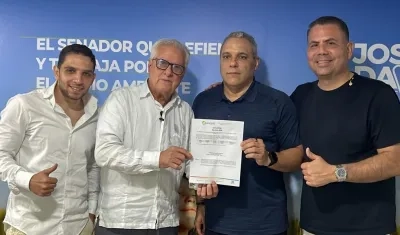 El senador José David Name entregó el coaval al candidato a la Alcaldía de Soledad, Joao Herrera. Los acompañan el concejal Johhny Pulgar y el candidato a la Asamblea del Atlántico Harry Canedo.