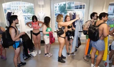 Compradores semidesnudos. 