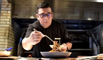 Edwin Marín Palma en pleno emplatado del osobuco de ternera con arroz caldoso de guandú y champiñones