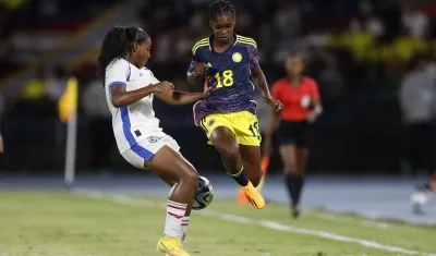 Linda Caicedo intenta eludir la marca de la panameña Wendy Natia durante el partido disputado en Cali.