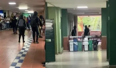 Encapuchados en la Universidad Popular del Cesar, sede Sabana