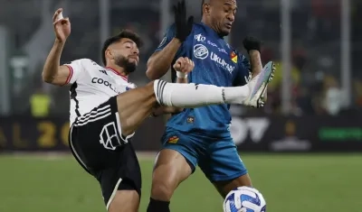 Angelo Rodríguez, del Pereira, disputa la pelota con Jeyson Rojas.